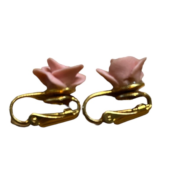 ✨ 3/$15 Vintage Pink Porcelain Rose Clip On Earrings - Picture 2 of 3